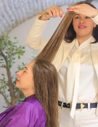 Janaina coiffeuse energéticienne-coupe energétique des cheveux au coupe-chou